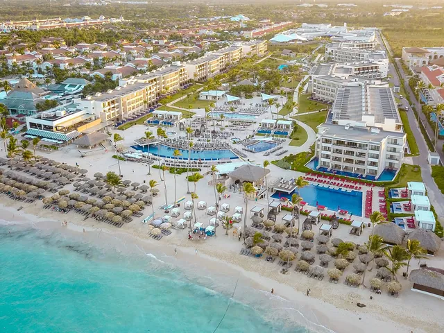 Vista aérea de la costa de Bávaro con playa, piscinas y complejos turísticos