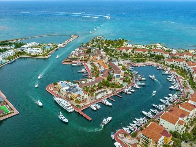 Vista aérea de la marina de Cap Cana con yates y edificios de techos terracota