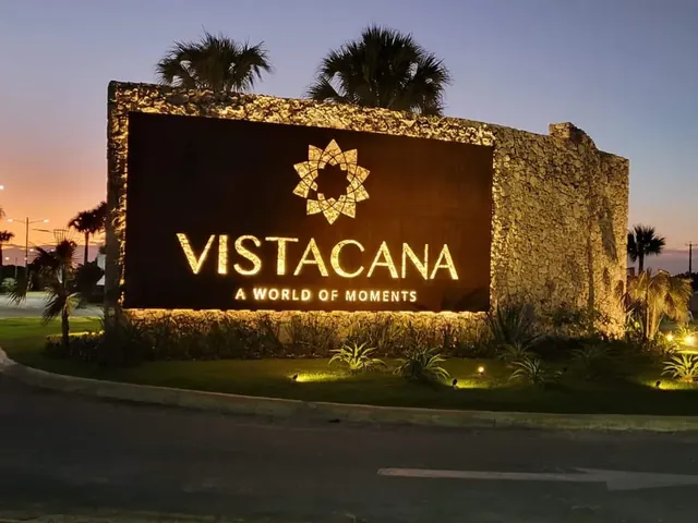 Letrero de entrada de la comunidad Vista Cana iluminado al atardecer